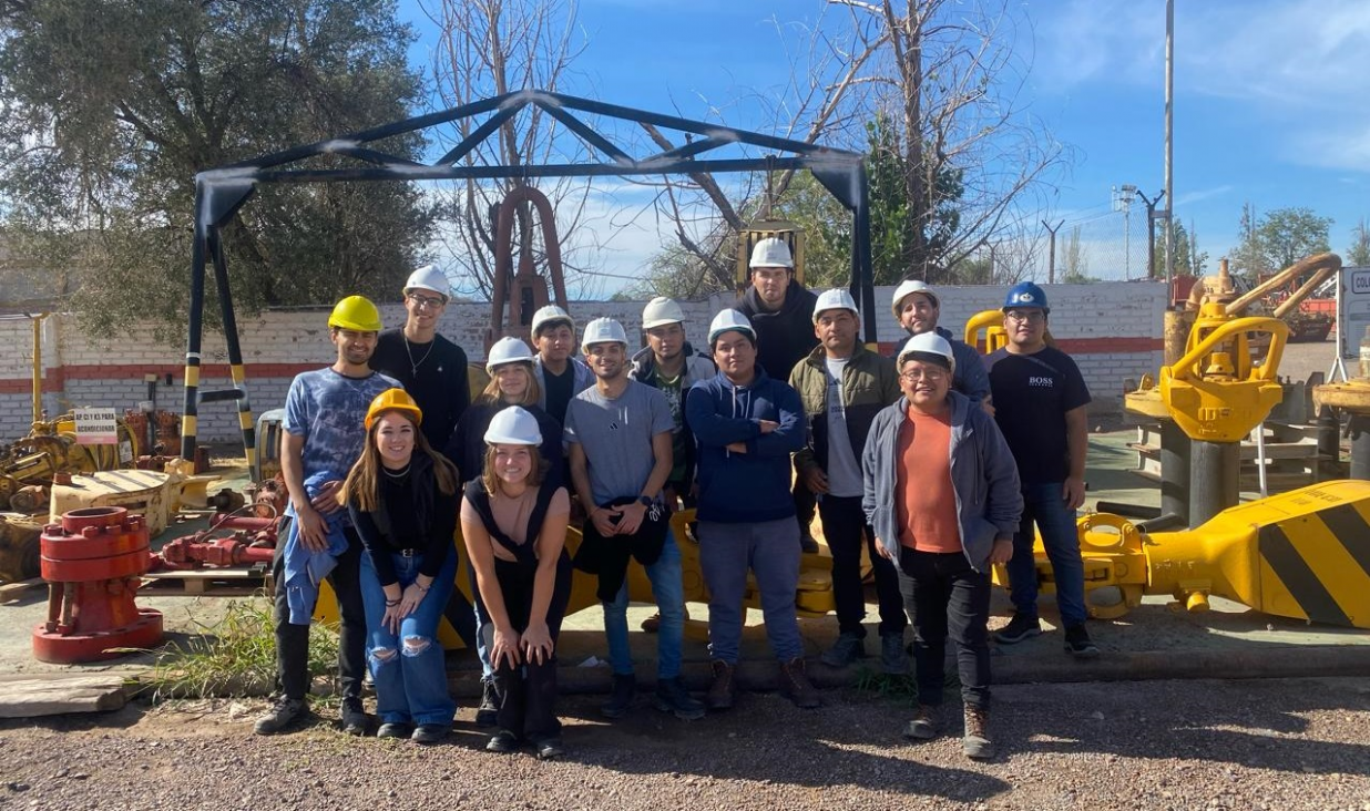 imagen Estudiantes de Ingeniería en Petróleo visitaron la base de operaciones de San Antonio Internacional