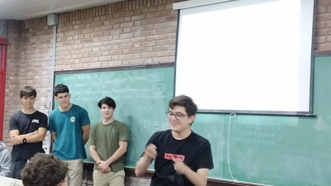 imagen Estudiantes de la asignatura Electrónica General y Aplicada expusieron sus proyectos grupales