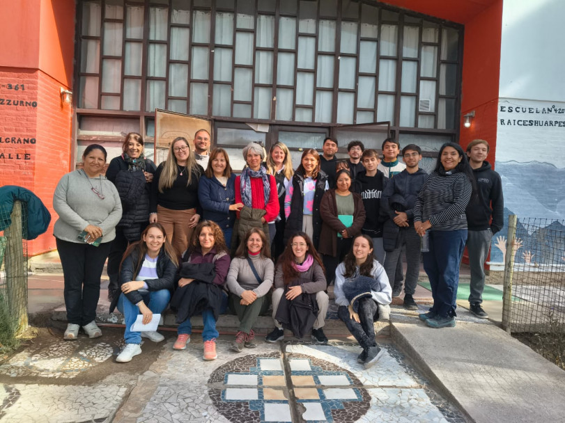 imagen Estudiantes y docentes de Ingeniería participaron en una jornada de trabajo comunitario junto a la Escuela Raíces Huarpes