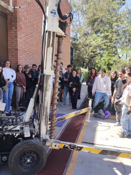imagen Estudiantes de Agrarias visitaron la Facultad para conocer técnicas de monitoreo y tratamiento ambiental