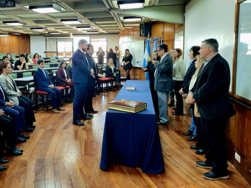 imagen El vicedecano tomó juramento a nuevos egresados y egresadas de la Facultad