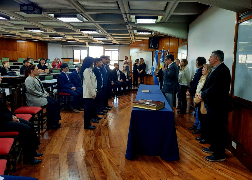 imagen El vicedecano tomó juramento a nuevos egresados y egresadas de la Facultad