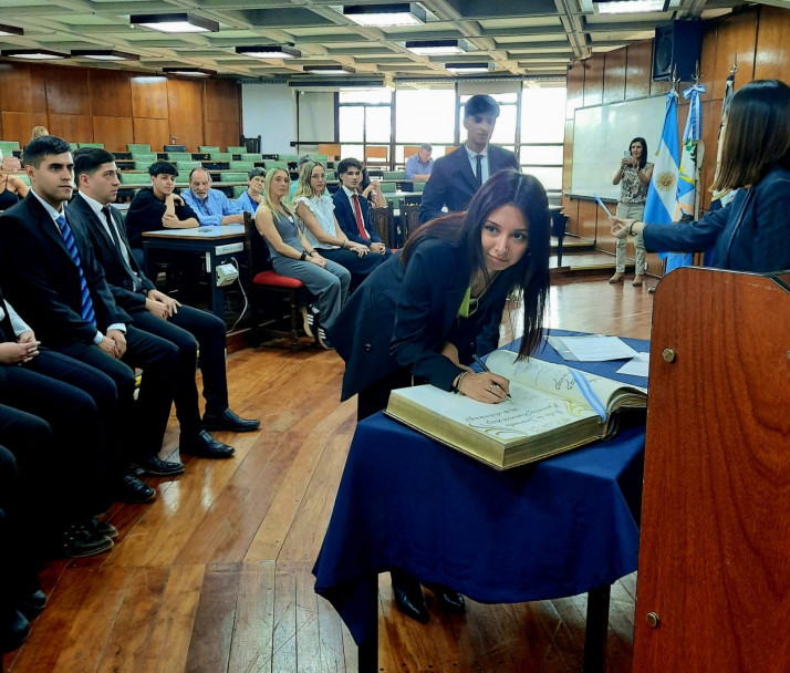 imagen Se tomó juramento a nuevos egresados y egresadas de la Facultad