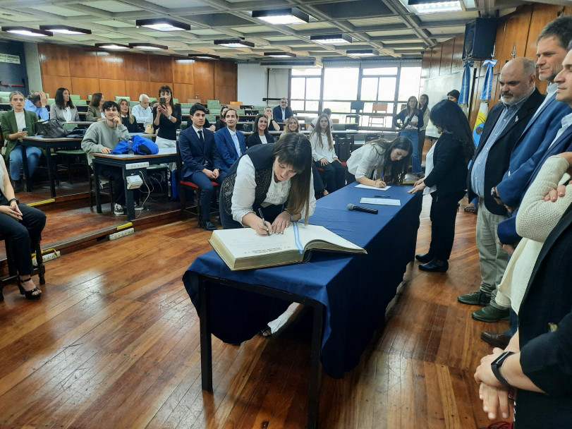imagen El vicedecano tomó juramento a nuevos egresados y egresadas de la Facultad