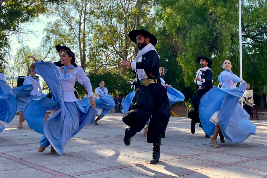 imagen El Ballet Folclórico Mayor de la Municipalidad de Ciudad de Mendoza, bajo la dirección de la Prof. Gabriela Canovas, interpretó el cuadro “Viva mi patria”.