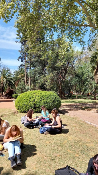 imagen Clase en aula a cielo abierto para estudiantes de Arquitectura