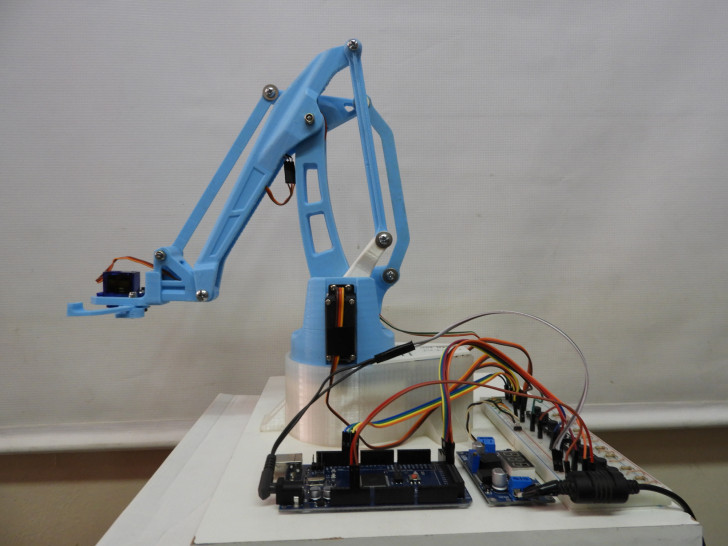 imagen Construyen brazo robótico para uso de distintas cátedras 