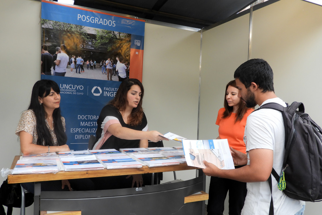 imagen La Facultad estuvo presente en la Feria Oferta de Posgrado de la UNCUYO