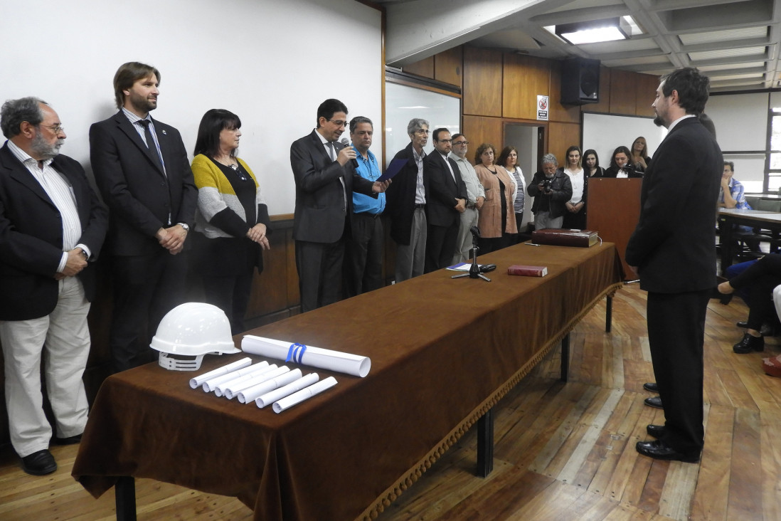 imagen El Decano tomó juramento a nuevos egresados de la Facultad