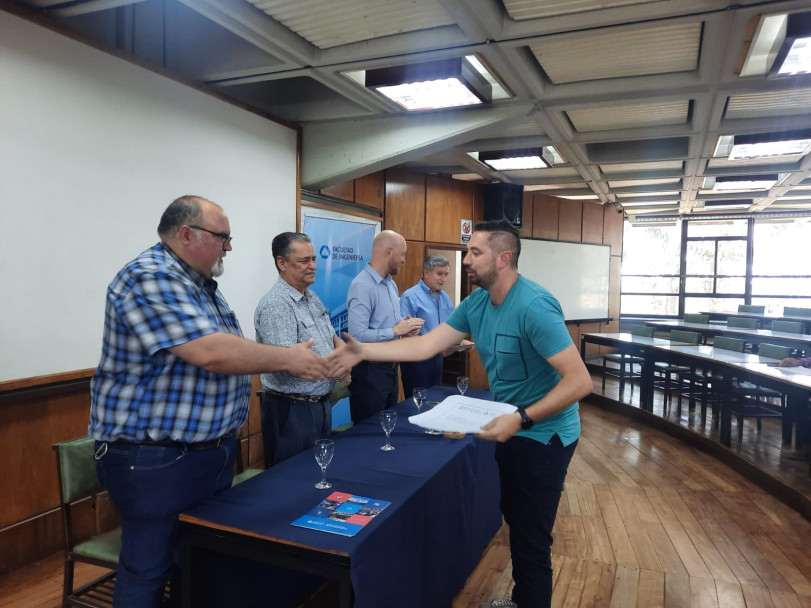 imagen Entregaron certificados a personal de Aguas Luján que realizó capacitación en la Facultad