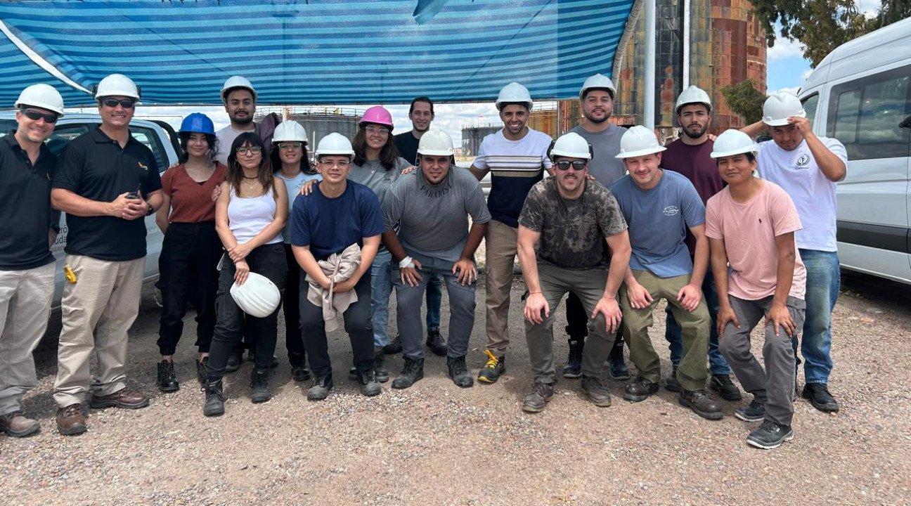 imagen Estudiantes de Ingeniería en Petróleo visitaron el Yacimiento Barrancas de Petróleos Sudamericanos