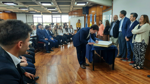 imagen El vicedecano tomó juramento a nuevos egresados y egresadas de la Facultad