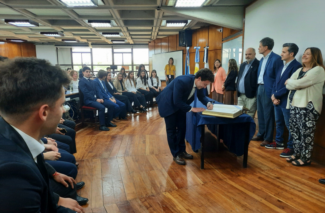 imagen El vicedecano tomó juramento a nuevos egresados y egresadas de la Facultad