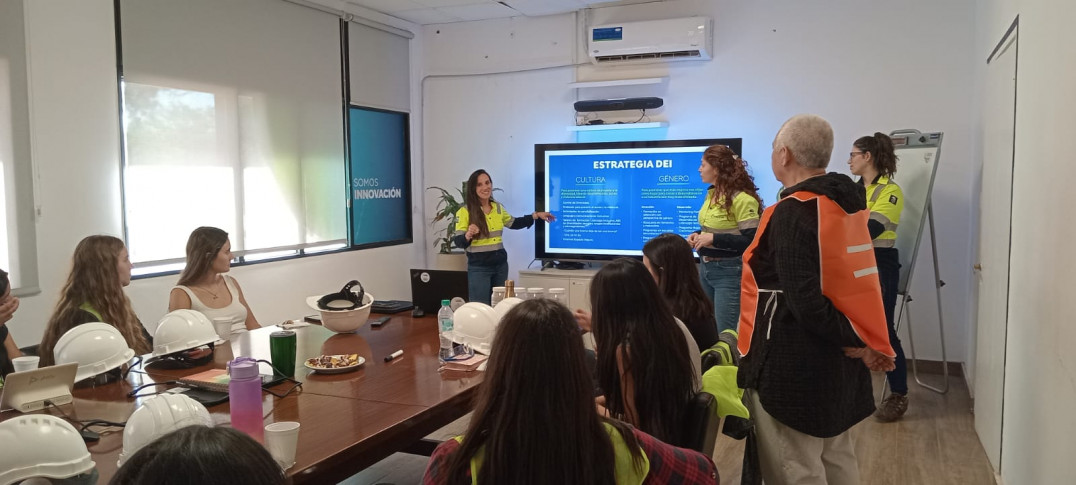 imagen "Mujeres en Ingeniería": alumnas de la Facultad visitaron la planta de HOLCIM