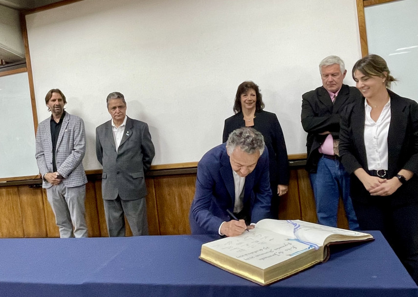 imagen El vicedecano tomó juramento a nuevos egresados y egresadas