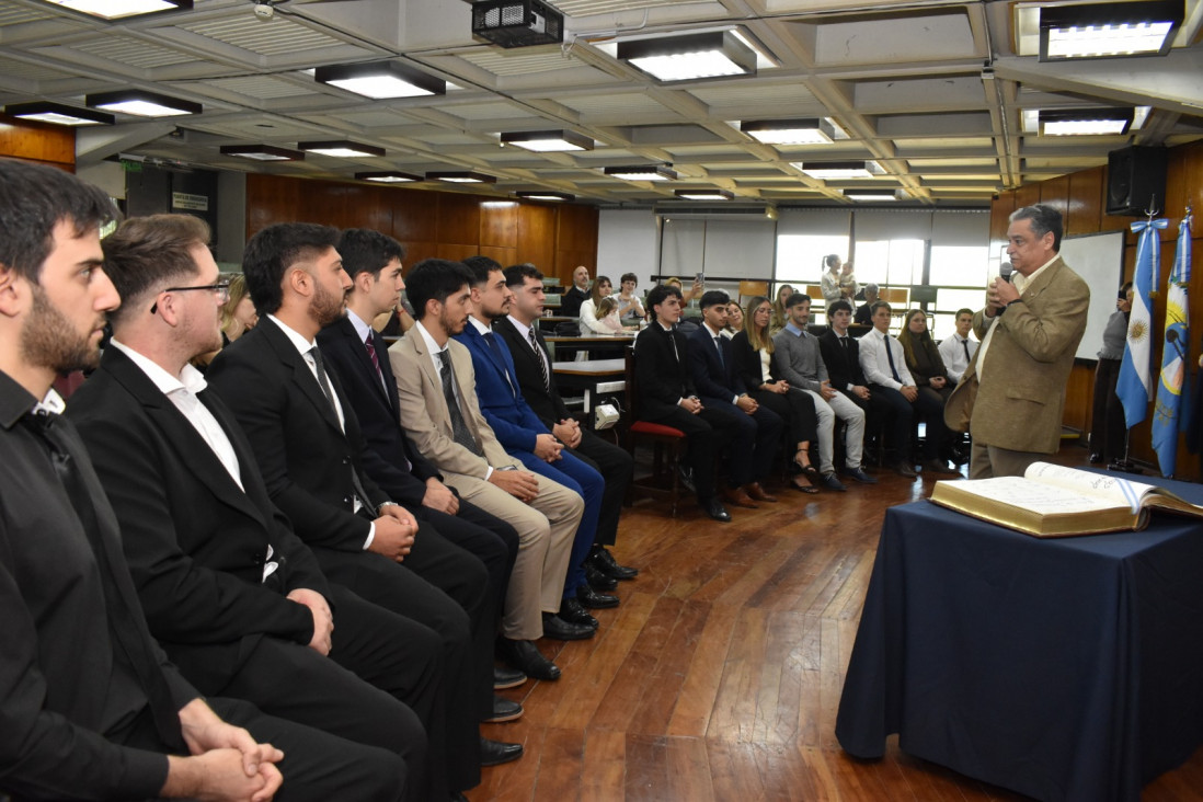 imagen Nuevos egresados y egresadas prestaron juramento en la Facultad de Ingeniería