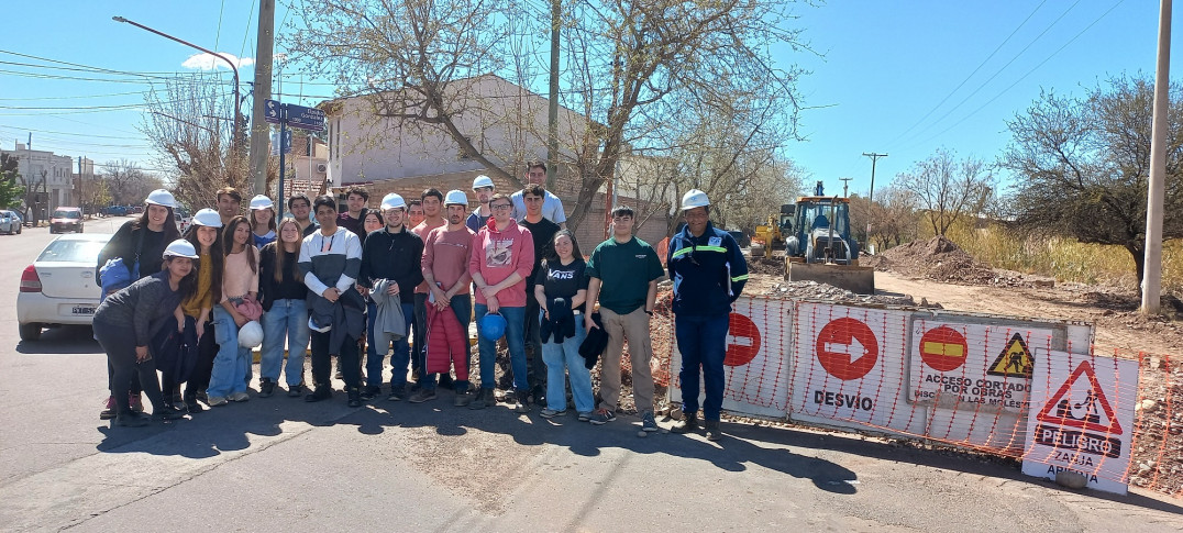 imagen Estudiantes de Civil visitaron la fábrica ARGPEX y la obra del Colector Estrada de AySAM