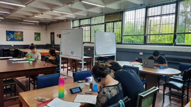 imagen La biblioteca de la Facultad cuenta con nuevos pizarrones móviles