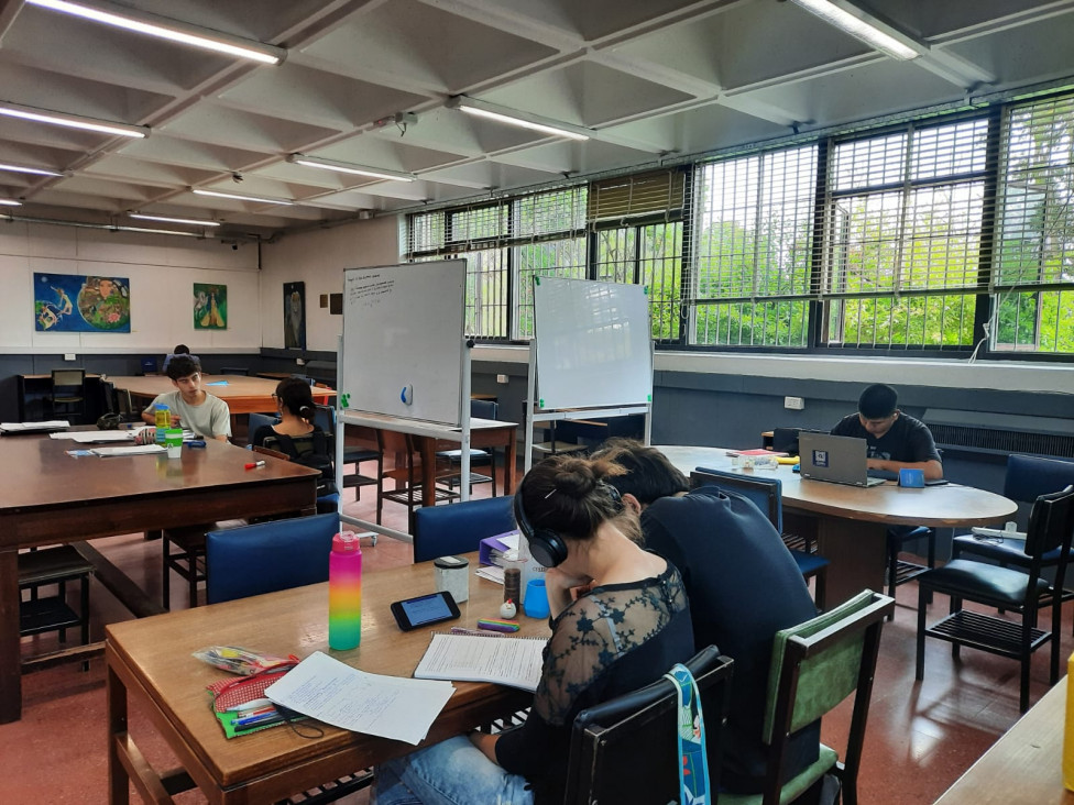 imagen La biblioteca de la Facultad cuenta con nuevos pizarrones móviles