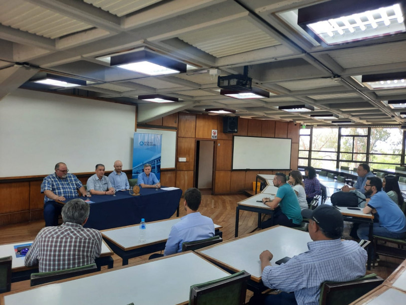 imagen Entregaron certificados a personal de Aguas Luján que realizó capacitación en la Facultad