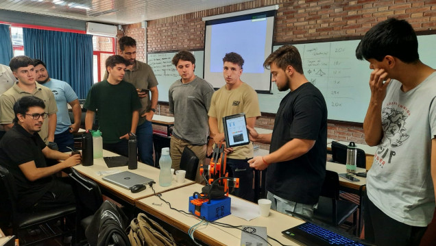 imagen Estudiantes de Mecatrónica presentaron proyectos de robótica