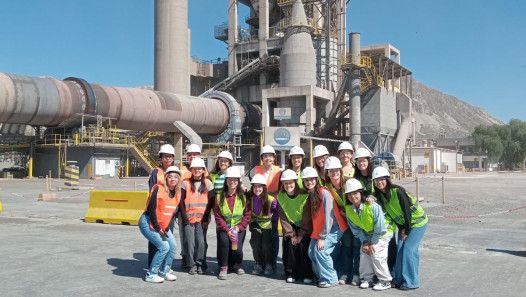 imagen "Mujeres en Ingeniería": alumnas de la Facultad visitaron la planta de HOLCIM