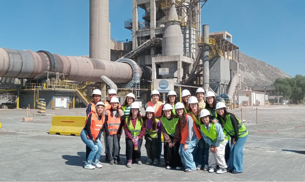 imagen "Mujeres en Ingeniería": alumnas de la Facultad visitaron la planta de HOLCIM