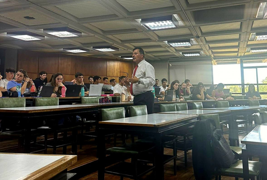 imagen El Dr. Manuel Pizarro disertó sobre Derecho Ambiental y trabajo interdisciplinario con disciplinas como ingeniería y arquitectura 