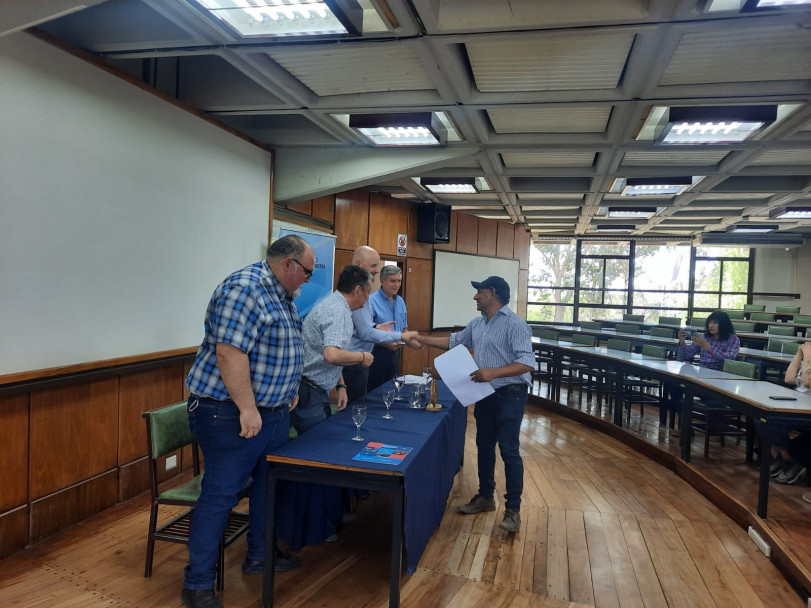 imagen Entregaron certificados a personal de Aguas Luján que realizó capacitación en la Facultad