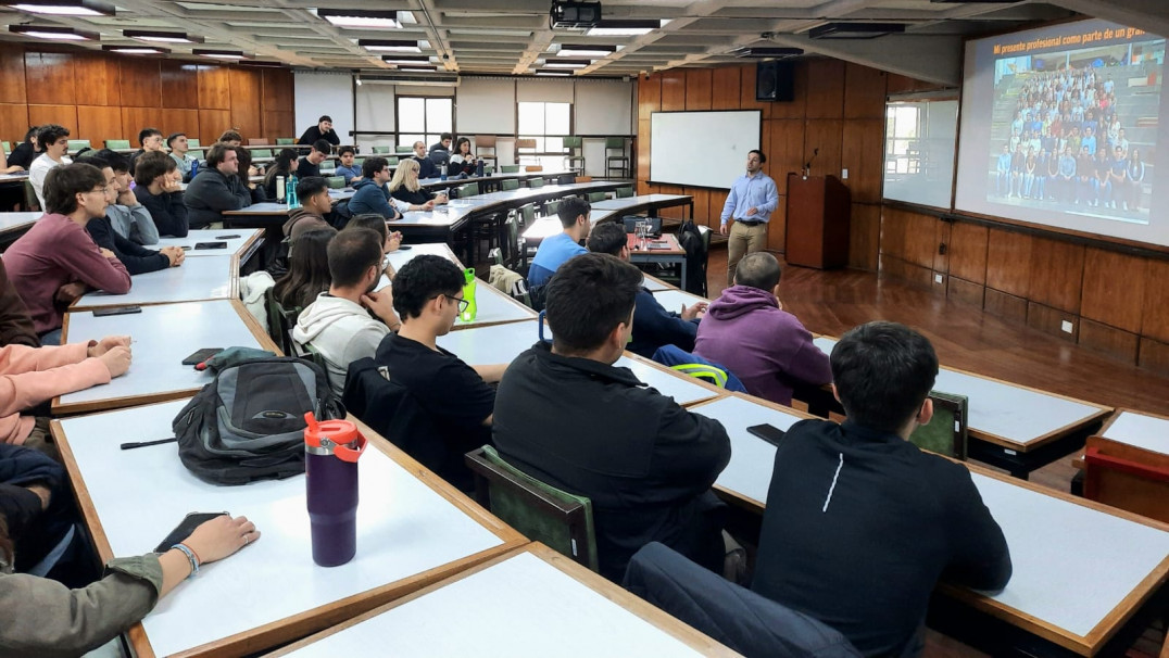 imagen Egresado de la Facultad compartió su experiencia en inteligencia artificial aplicada a la industria