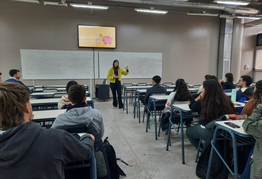 imagen Especialista brindó charla sobre finanzas para estudiantes  