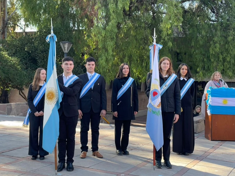 imagen Bandera Nacional 2026: Abanderado, Tomás Rando MUÑOZ; 1° Escolta, Paulina Sozzi AZURI; 2° Escolta, Diego Quiroga ABACA. Bandera Provincial: Abanderada, Rosario Agostinello FRACK; 1° Escolta: Pilar Gerbino LENTINI; 2° Escolta, María Agustina VIDELA