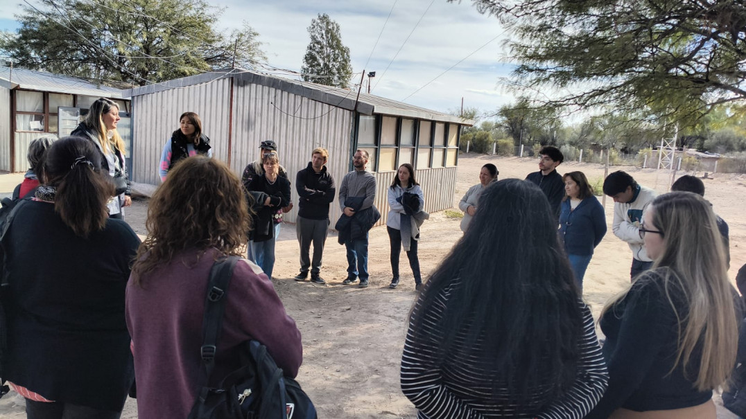 imagen Estudiantes y docentes de Ingeniería participaron en una jornada de trabajo comunitario junto a la Escuela Raíces Huarpes
