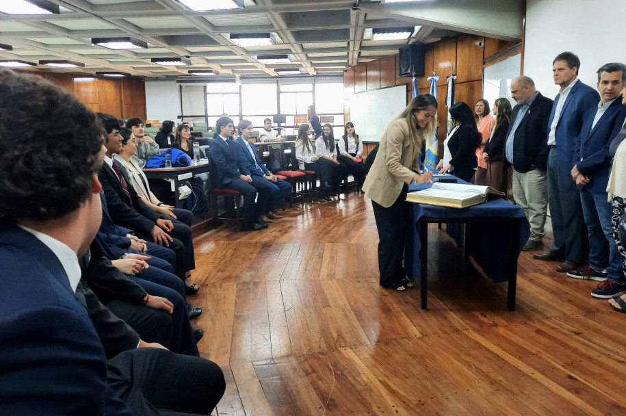 imagen El vicedecano tomó juramento a nuevos egresados y egresadas de la Facultad