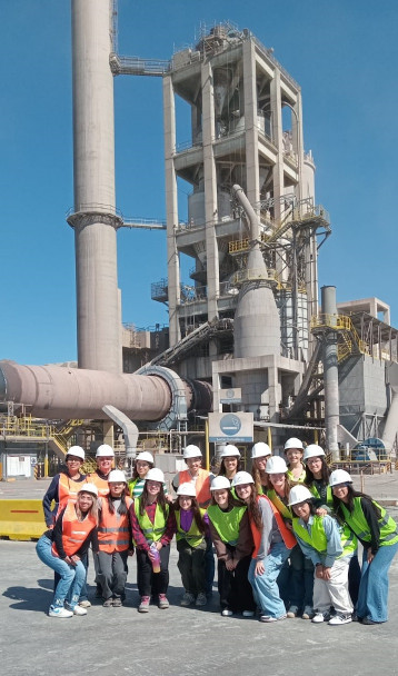 imagen "Mujeres en Ingeniería": alumnas de la Facultad visitaron la planta de HOLCIM
