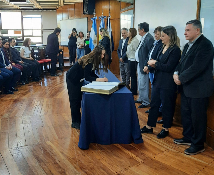 imagen El vicedecano tomó juramento a nuevos egresados y egresadas de la Facultad