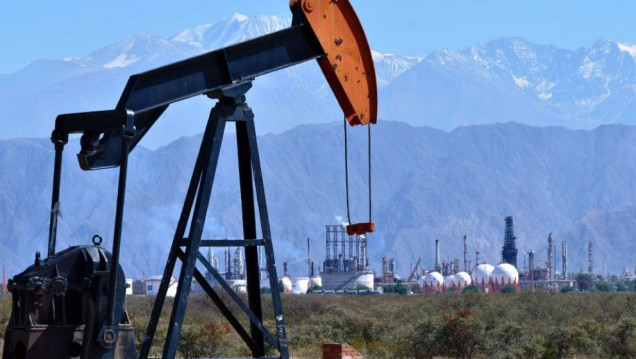 imagen Invitan a charla por el Día Nacional del Petróleo