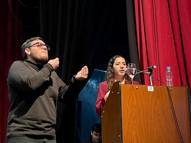 imagen La Ing. Aldana Sánchez Thea, graduada con el más alto promedio de la promoción 2024, dirigió unas palabras a los presentes 