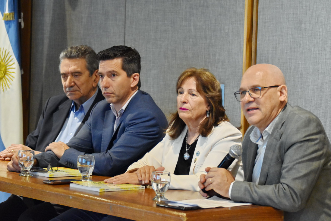 imagen Presentaron libro sobre urbanismo en Mendoza, realizado en conjunto por la Facultad de Ingeniería y la Universidad de Cataluña 