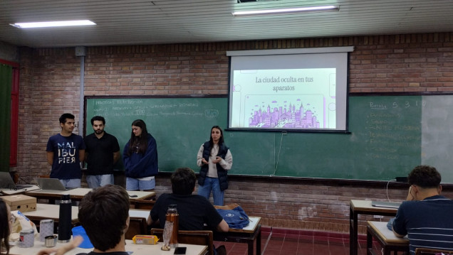 imagen Estudiantes de la asignatura Electrónica General y Aplicada expusieron sus proyectos grupales