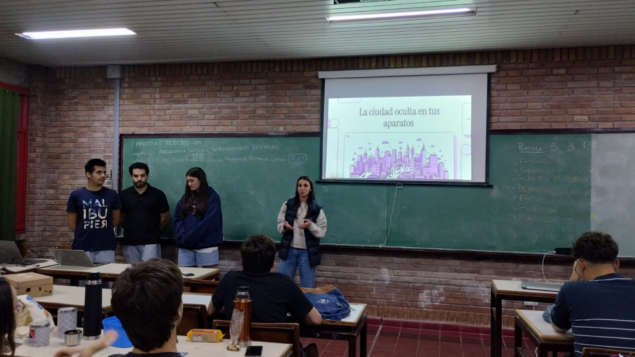 imagen Estudiantes de la asignatura Electrónica General y Aplicada expusieron sus proyectos grupales