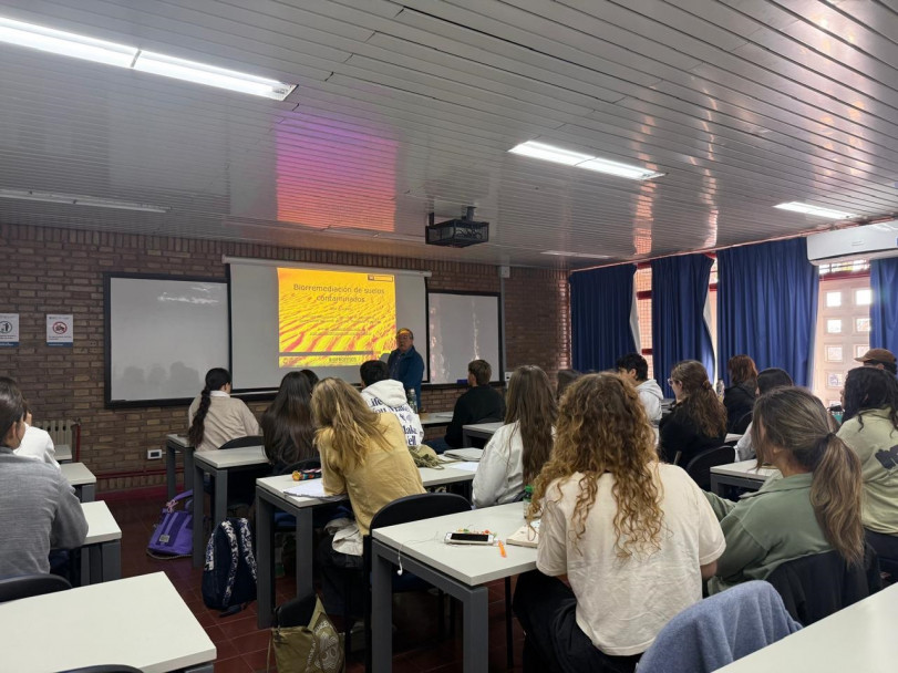 imagen Estudiantes de Agrarias visitaron la Facultad para conocer técnicas de monitoreo y tratamiento ambiental