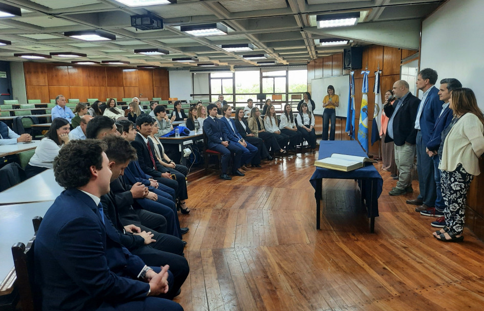 imagen El vicedecano tomó juramento a nuevos egresados y egresadas de la Facultad