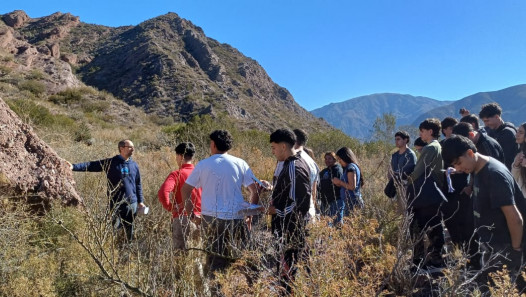 imagen Estudiantes de Ingeniería en Petróleo analizaron formaciones geológicas de la Cuenca Cuyana