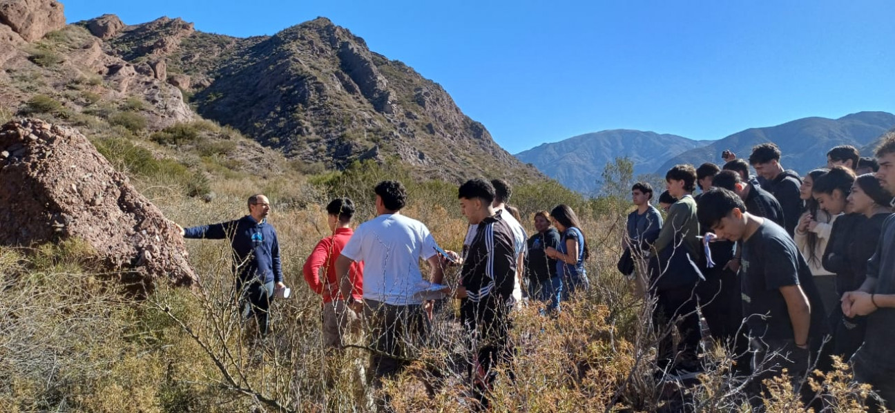 imagen Estudiantes de Ingeniería en Petróleo analizaron formaciones geológicas de la Cuenca Cuyana