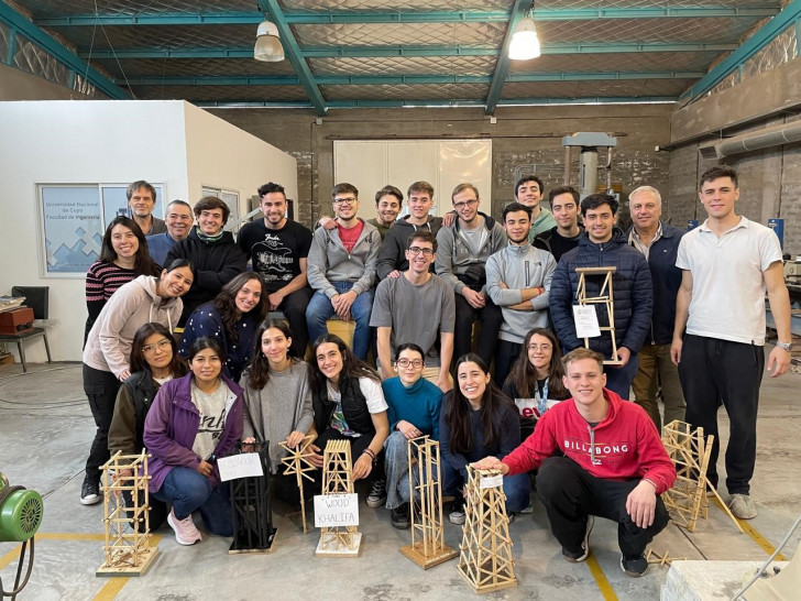 imagen Estudiantes realizaron ensayo estructural del modelo de una torre de madera