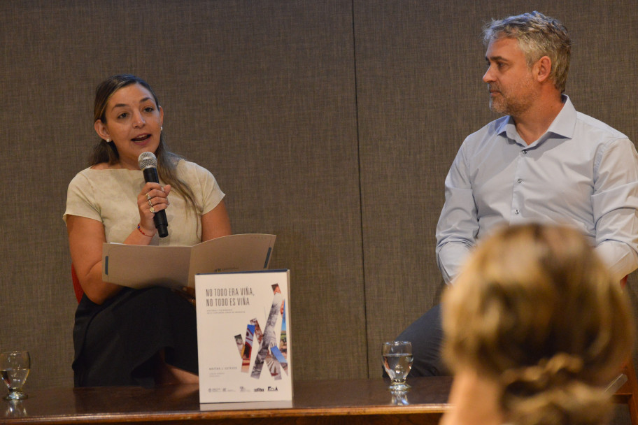 imagen La Legislatura distinguió una obra literaria de docente de la Facultad