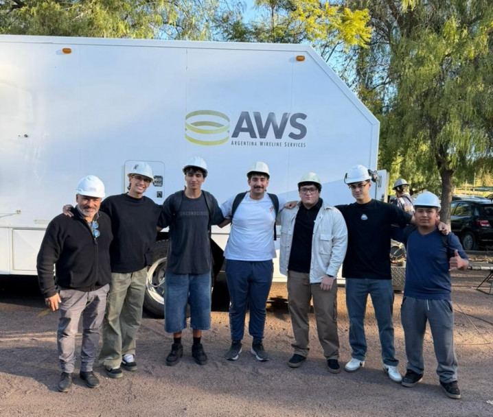 imagen Estudiantes de Ingeniería en Petróleo realizaron actividad práctica con camión de perfilaje de pozos