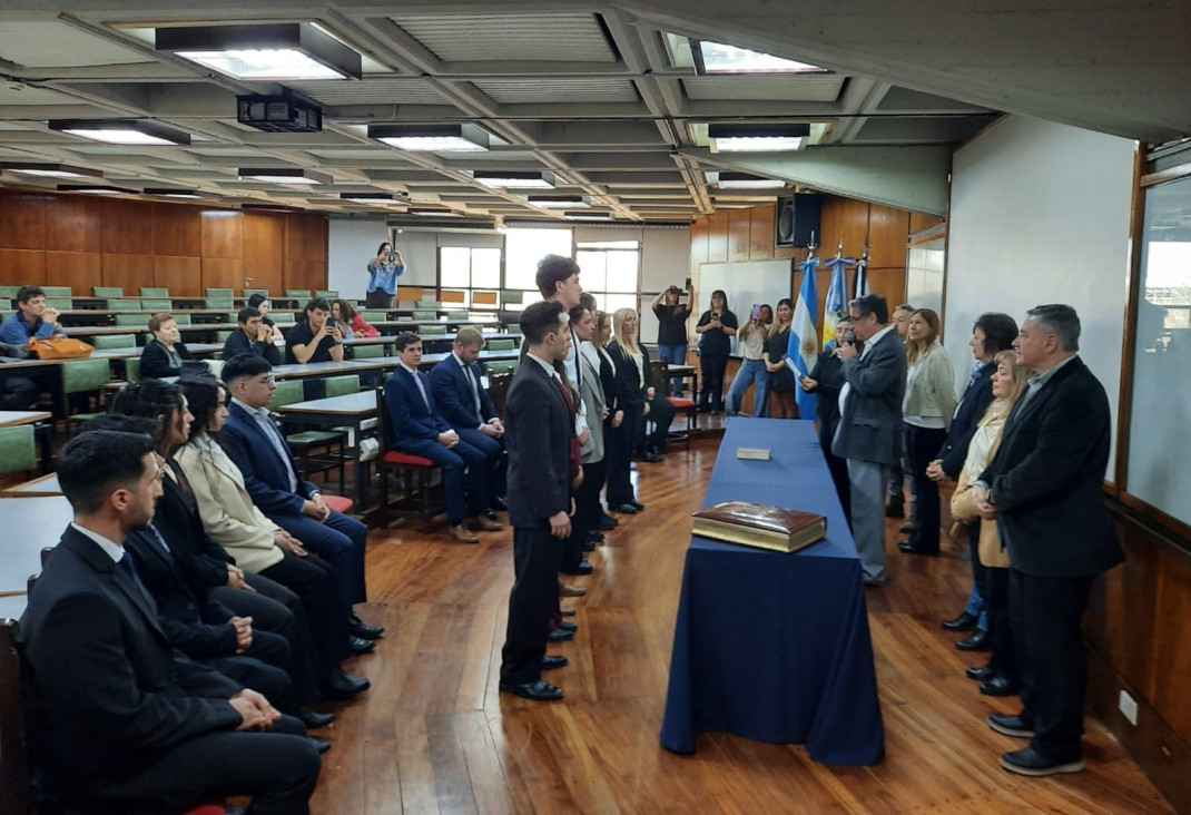 imagen El vicedecano tomó juramento a nuevos egresados y egresadas de la Facultad