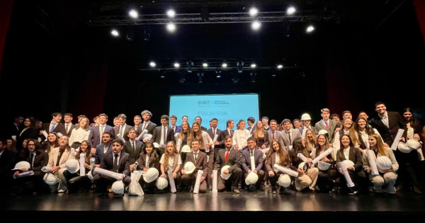 Celebramos la entrega de diplomas a graduados y graduadas de la ...